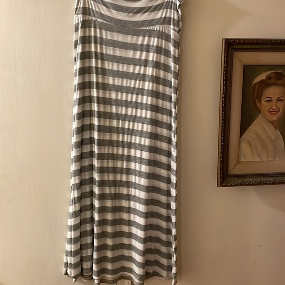 Gray and white fold over skirt​​ - Picture 2 of 2